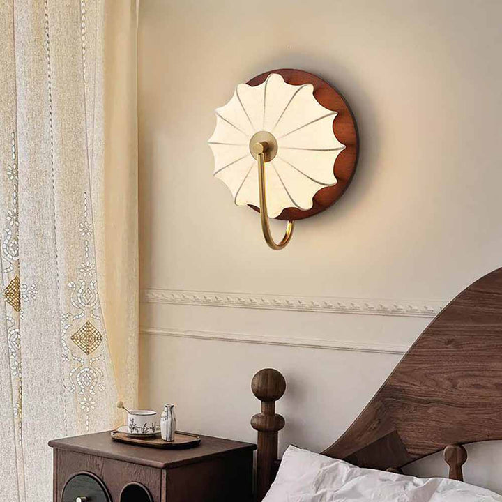 Luminaire mural moderne avec abat-jour en tissu et accents bois. Parfait pour couloir.