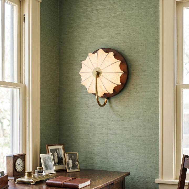 Décoration intérieure: applique murale élégante, abat-jour tissu et bois pour une ambiance cosy.