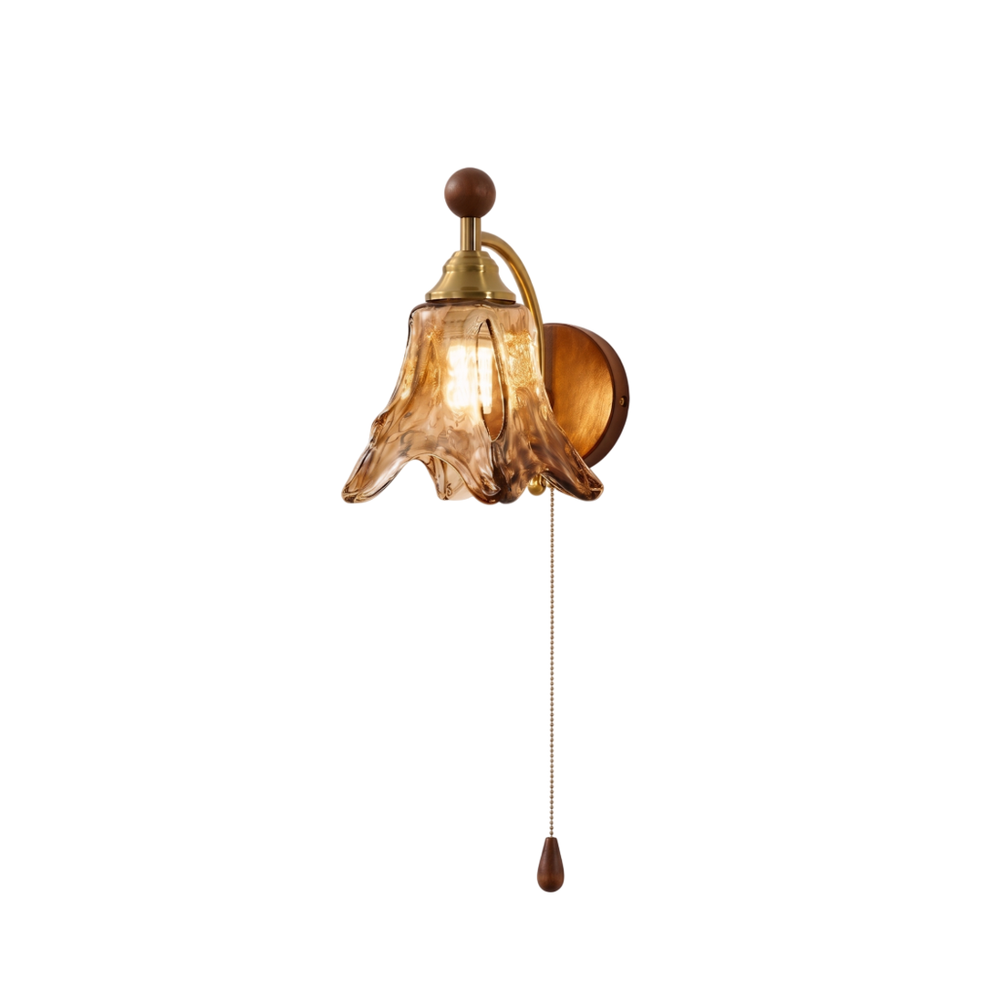 Applique murale décorative en verre et bois avec interrupteur, idéale pour éclairage intérieur scandinave.