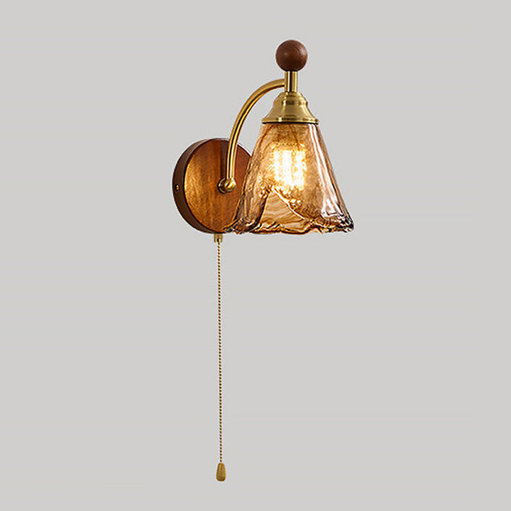Applique murale décorative en verre et bois naturel, avec interrupteur à tirette pour éclairage d'ambiance.