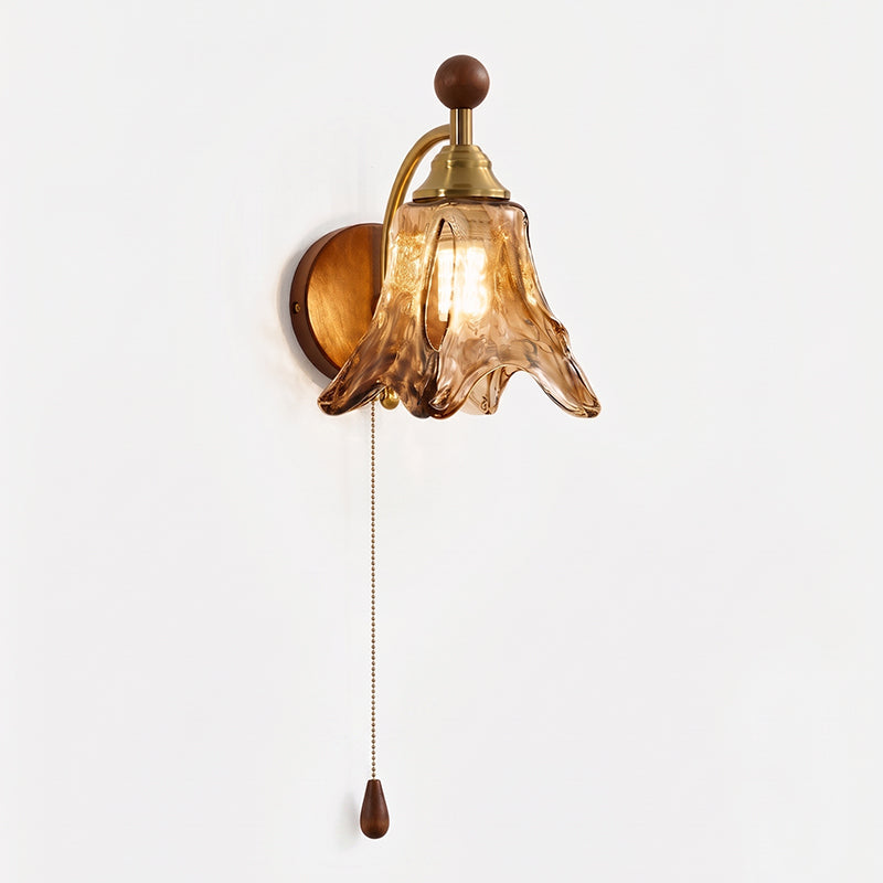 Lampe murale polyvalente en verre et bois, style scandinave, pour une décoration murale élégante.