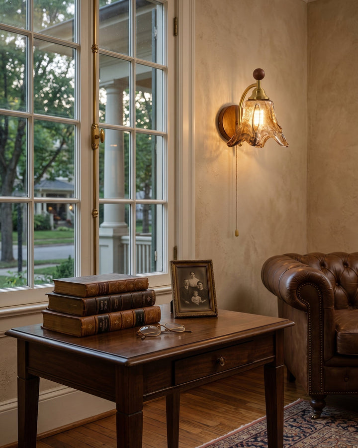 Lampe murale décorative en bois et verre, style scandinave. Éclairage doux pour chambre et salon.