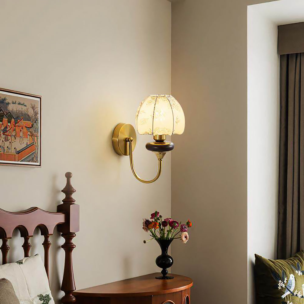 Luminaire mural bois et abat-jour tissu gris, crée une ambiance chaleureuse pour décoration intérieure.