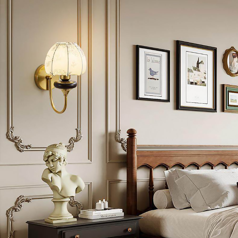 Éclairage mural décoratif en bois naturel et tissu, idéal pour une ambiance douce dans chambre ou salon.
