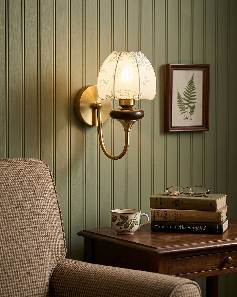 Lampe murale style scandinave bois et tissu blanc, éclairage indirect pour chambre ou couloir.