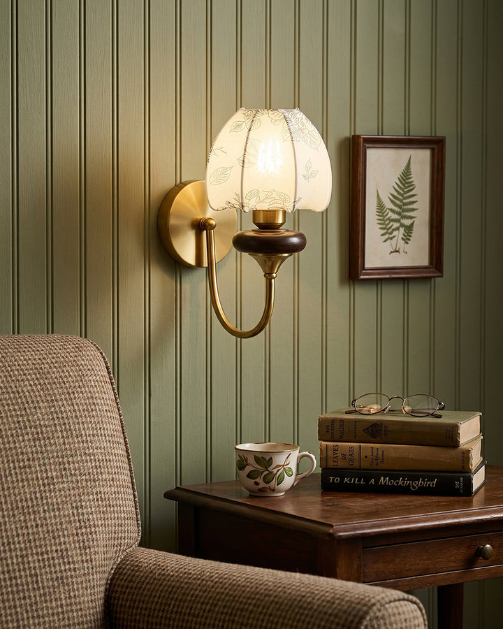 Lampe murale style scandinave bois et tissu blanc, éclairage indirect pour chambre ou couloir.