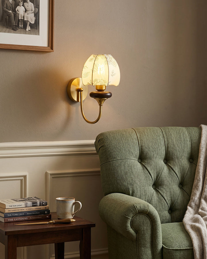 Luminaire mural bois et abat-jour en tissu texturé, apporte une touche vintage et cosy à votre intérieur.
