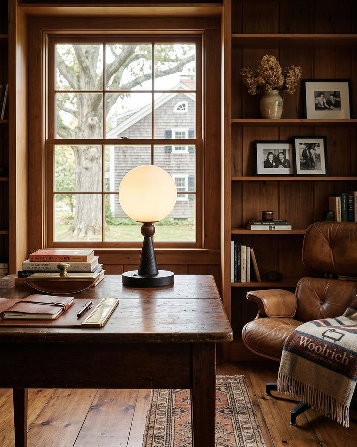 Lampe de table dimmable, avec un design moderne et un abat-jour sphérique, polyvalente pour salon ou bureau.