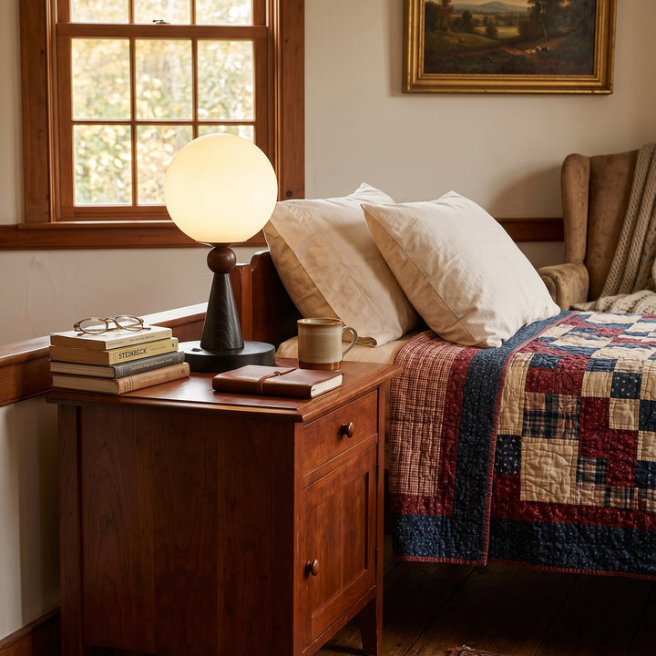 Élégante lampe de table contemporaine, dotée d'un abat-jour sphérique, pour un éclairage doux et moderne.