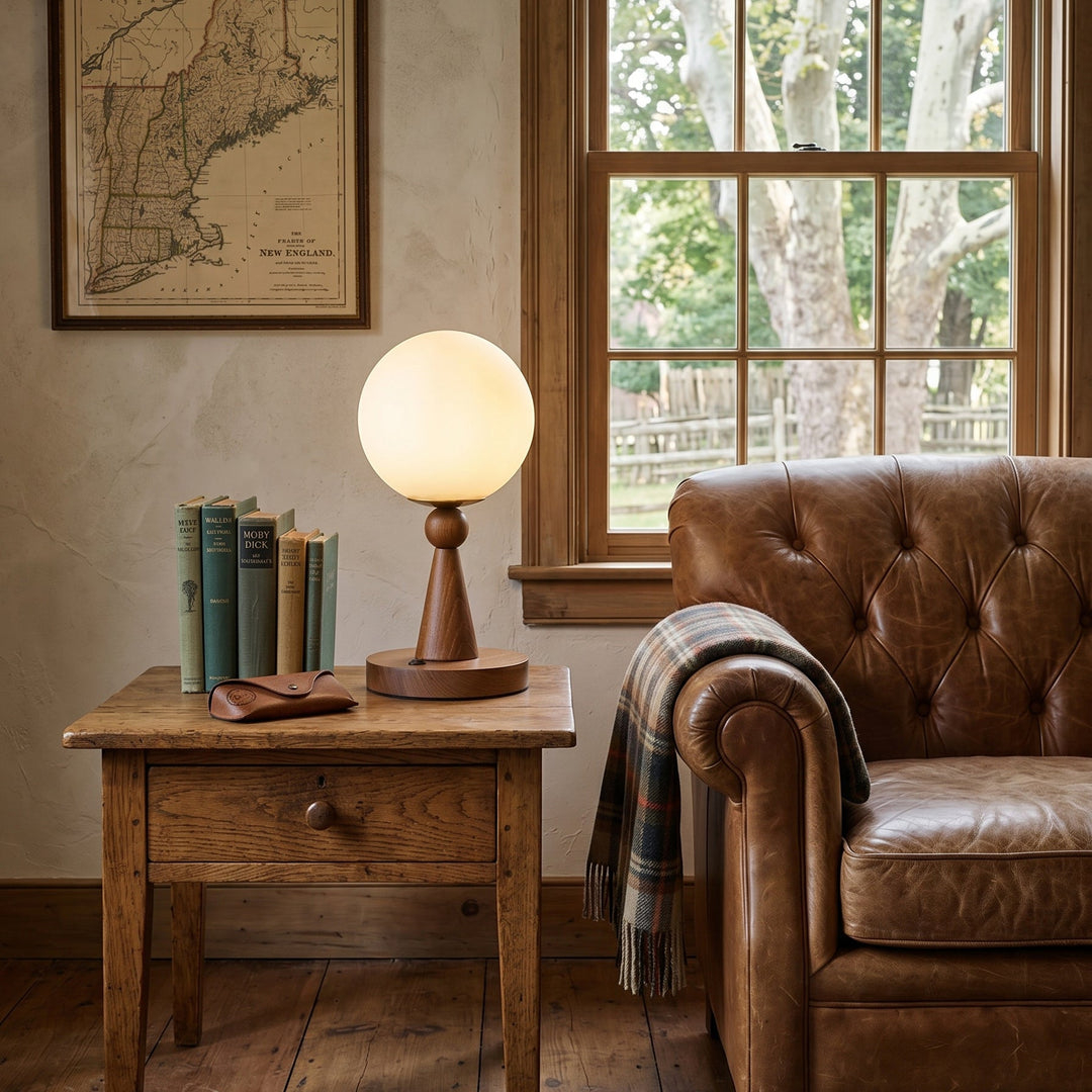 Lampe de chevet sphérique au design moderne, créant une lumière d'ambiance parfaite pour la chambre à coucher.