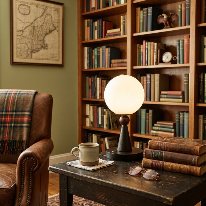 Lampe de bureau élégante avec abat-jour sphérique, offrant un éclairage moderne et sophistiqué pour votre espace.