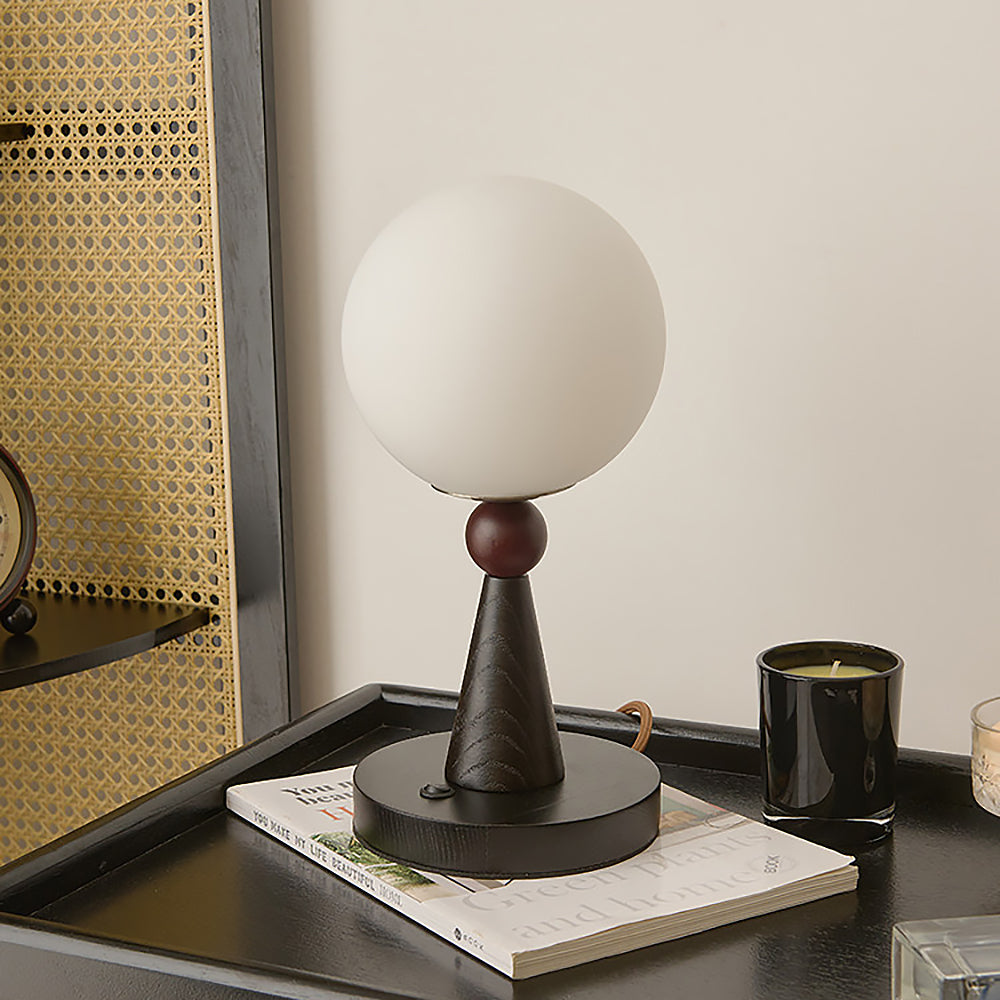 Lampe de table contemporaine avec interrupteur sur cordon, abat-jour sphérique, parfaite pour tout intérieur moderne.