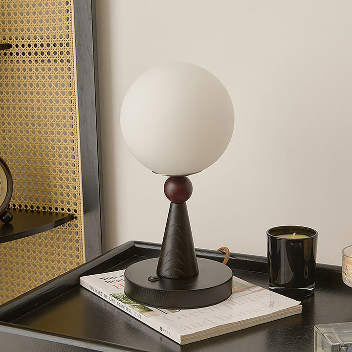 Lampe de table contemporaine avec interrupteur sur cordon, abat-jour sphérique, parfaite pour tout intérieur moderne.