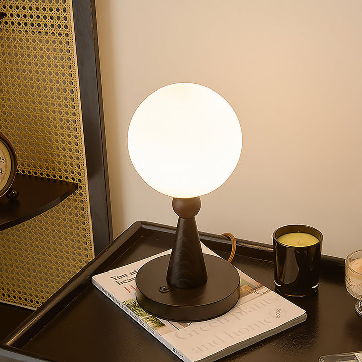 Magnifique lampe de table design, abat-jour sphérique diffusant une lumière chaude, idéale pour une ambiance relaxante.