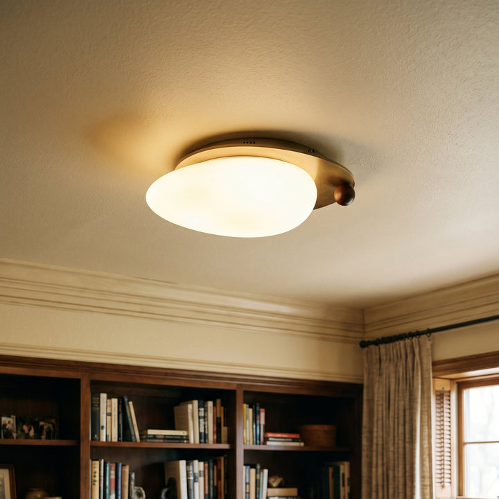 Plafonnier LED compact en bois naturel et métal noir, idéal pour pièces avec plafond bas.