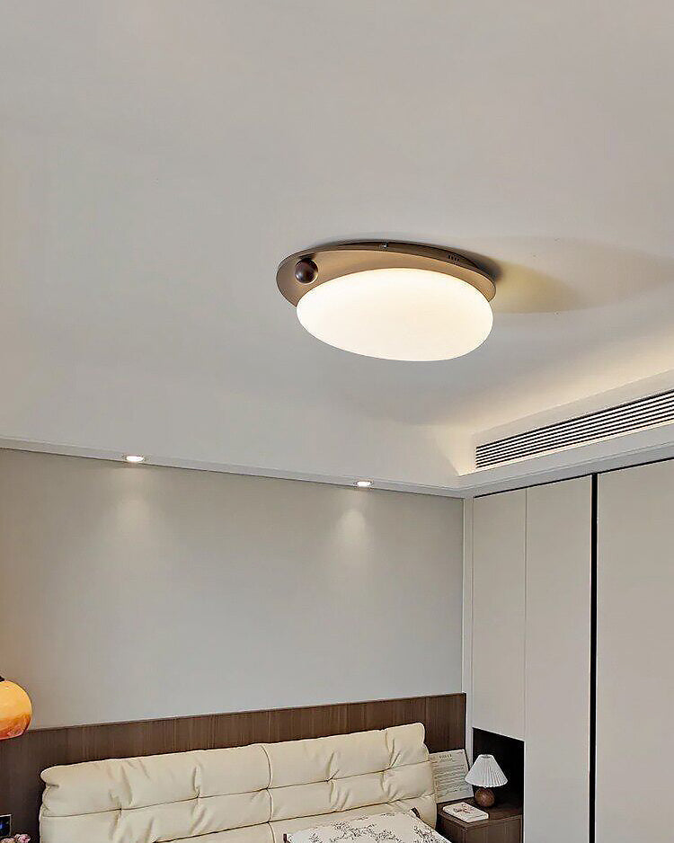 Plafonnier LED discret en bois et métal, parfait pour salon, chambre ou couloir, lumière agréable.