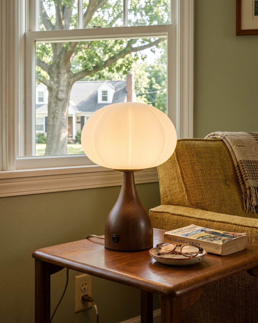 Éclairage d'ambiance pour bureau: lampe de table en verre riffé, style moderne et fonctionnel.