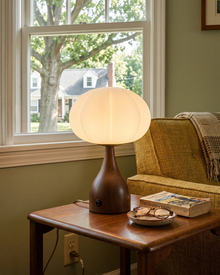 Éclairage d'ambiance pour bureau: lampe de table en verre riffé, style moderne et fonctionnel.