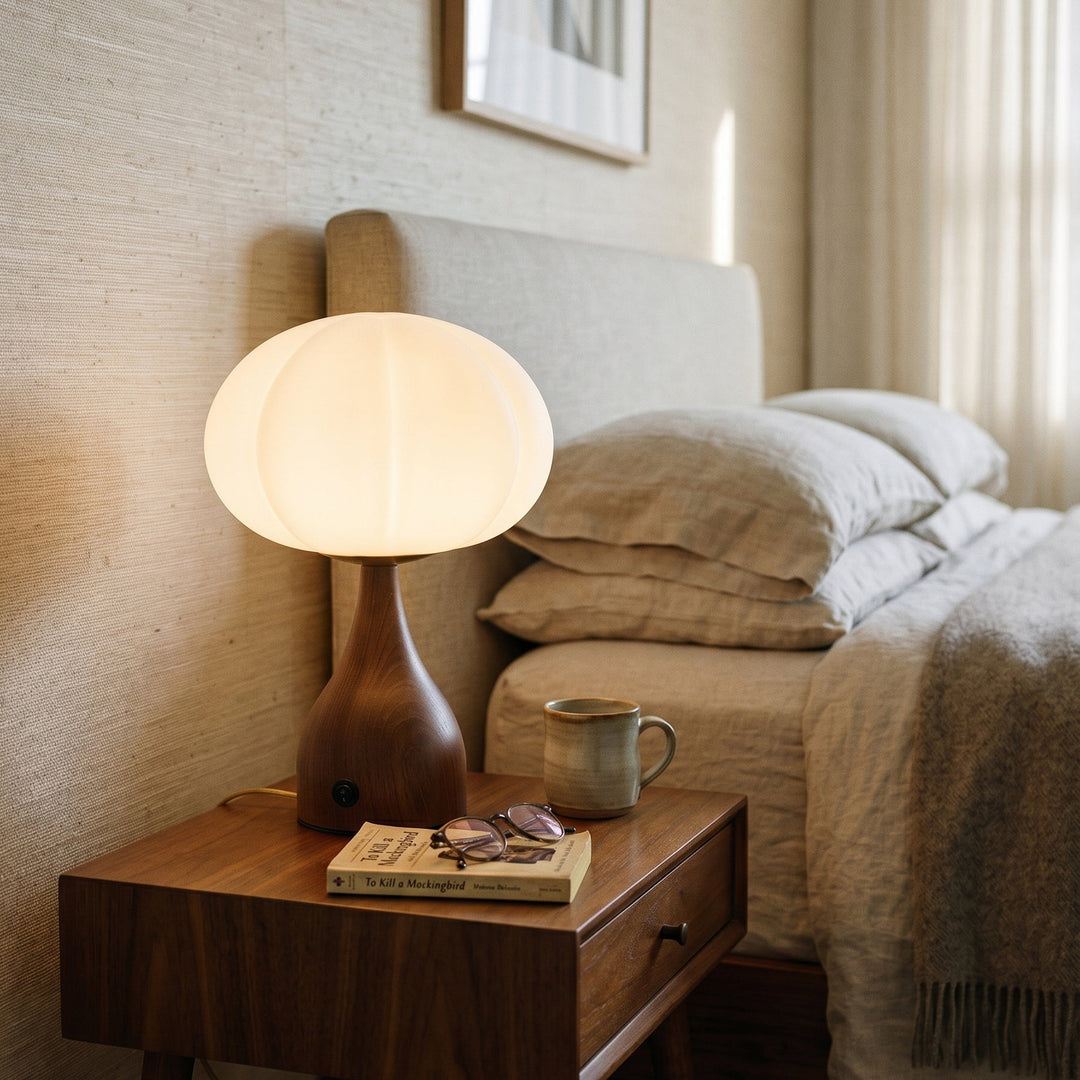 Lampe de chevet compacte en verre riffé, lumière d'ambiance chaleureuse pour chambre.