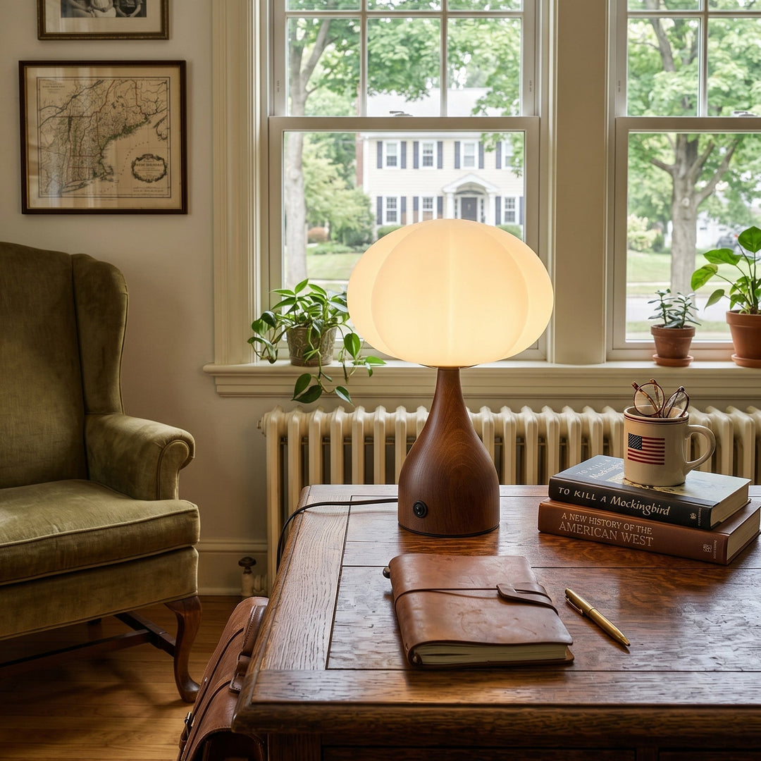 Décoration élégante: lampe de table riffée, design contemporain, diffuseur de lumière douce.