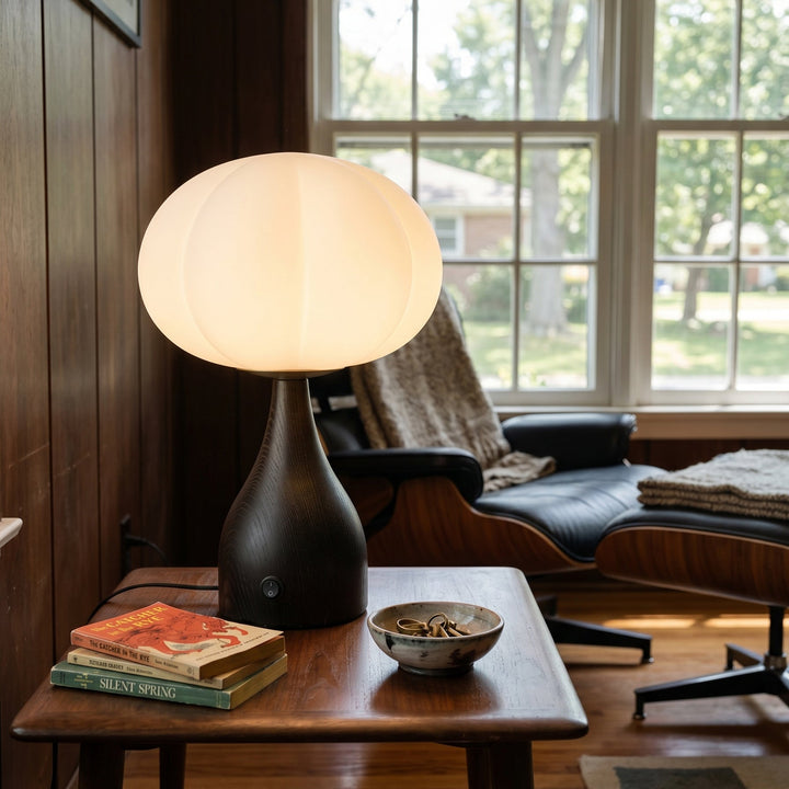 Lampe de salon en verre riffé et noyer, crée une ambiance chaleureuse et raffinée.