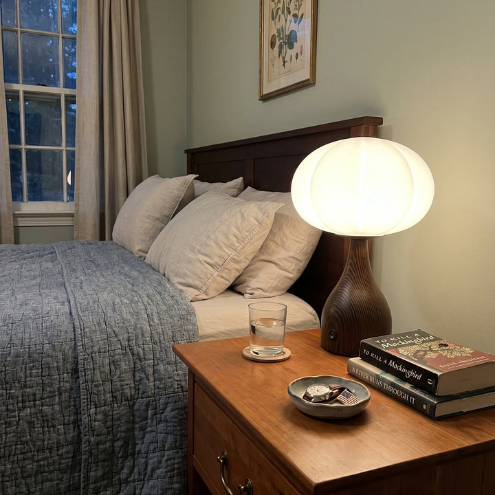 Lampe de table design moderne pour chambre, verre riffé, lumière ambiante et décorative.
