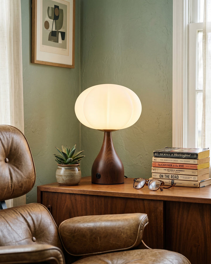Lampe compacte de chevet, verre riffé transparent, base en noyer, éclairage doux.