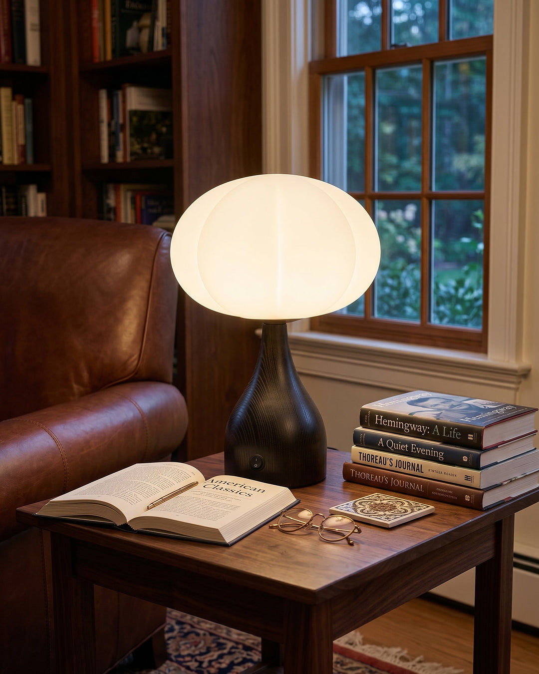 Lampe de table en verre riffé avec pied en noyer, apporte chaleur et élégance à votre intérieur.