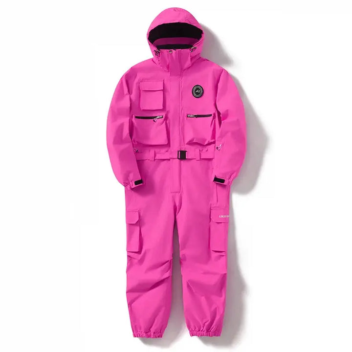 Combinaison de ski isolante pour homme, conçue pour la protection et la liberté de mouvement sur neige.