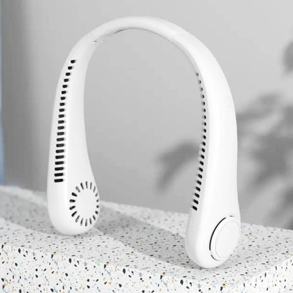 Ventilateur de cou sans fil et rechargeable, idéal pour le rafraîchissement en voyage.