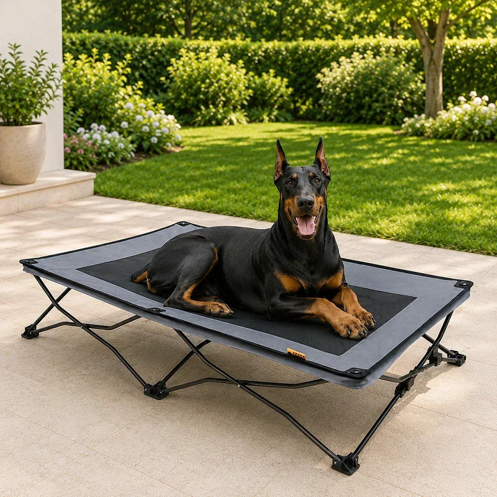 Lit de voyage pliant et surélevé pour animaux, offre confort et fraîcheur aux chiens et chats actifs.