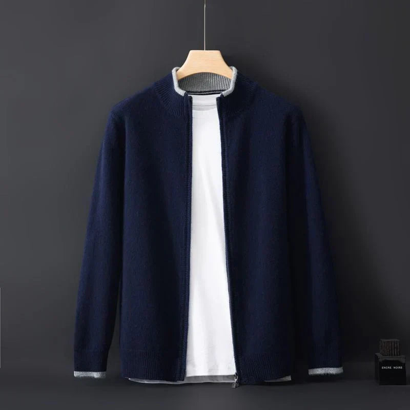 Détail de la fermeture éclair sur une veste homme zippée, confort et style pour l'automne-hiver.
