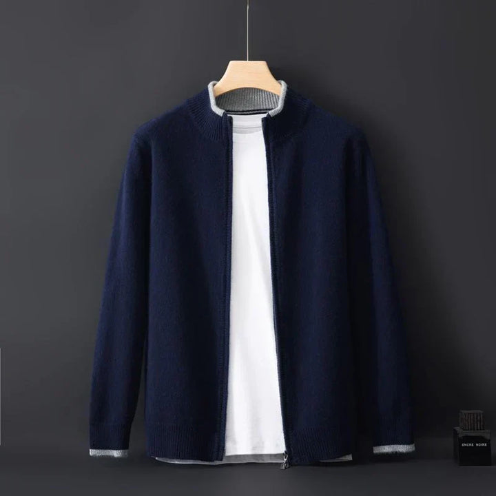 Détail de la fermeture éclair sur une veste homme zippée, confort et style pour l'automne-hiver.