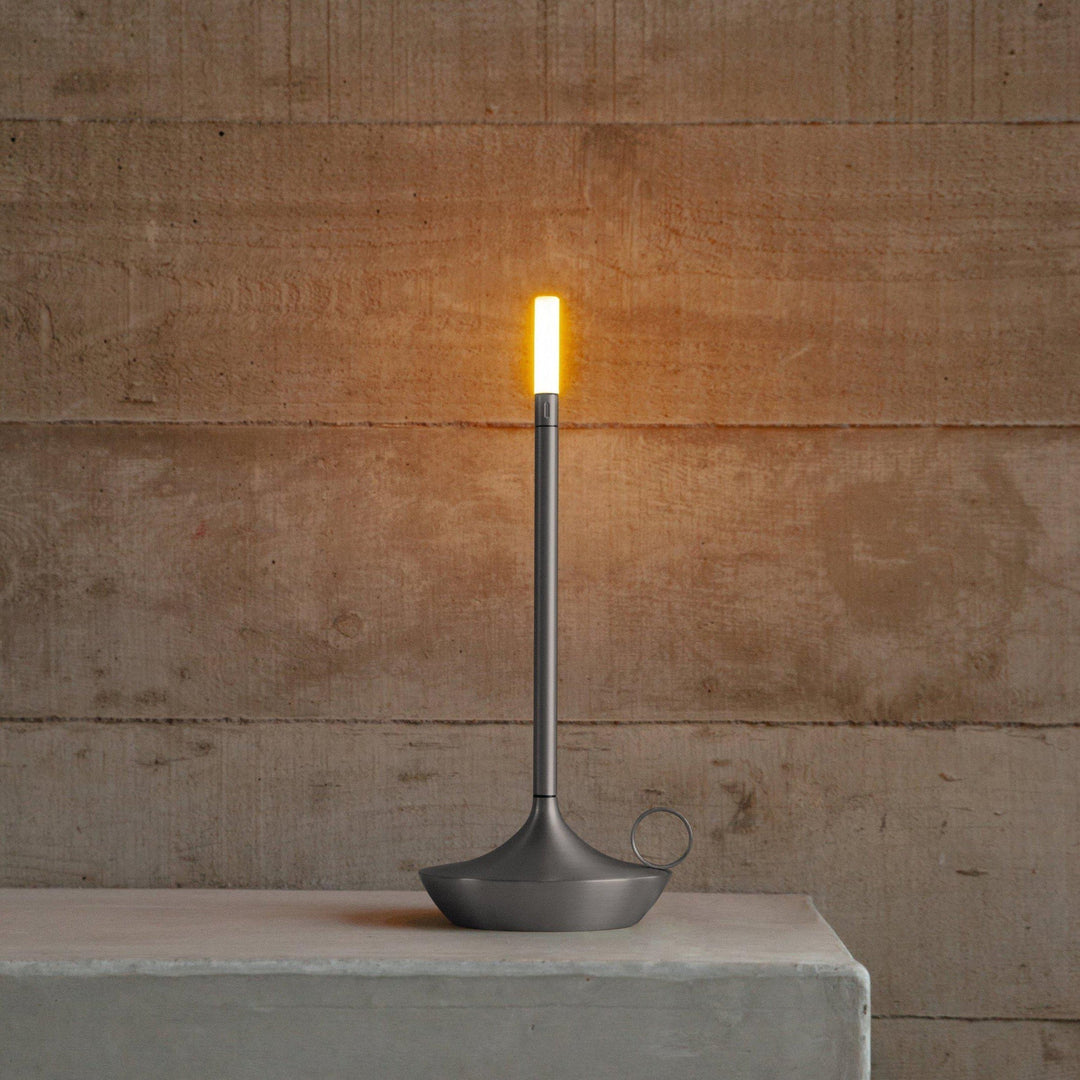 Gros plan sur la bougie LED LumaGlow dimmable, soulignant son design élégant et sa finition raffinée.