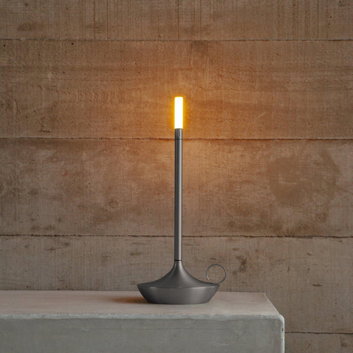 Gros plan sur la bougie LED LumaGlow dimmable, soulignant son design élégant et sa finition raffinée.