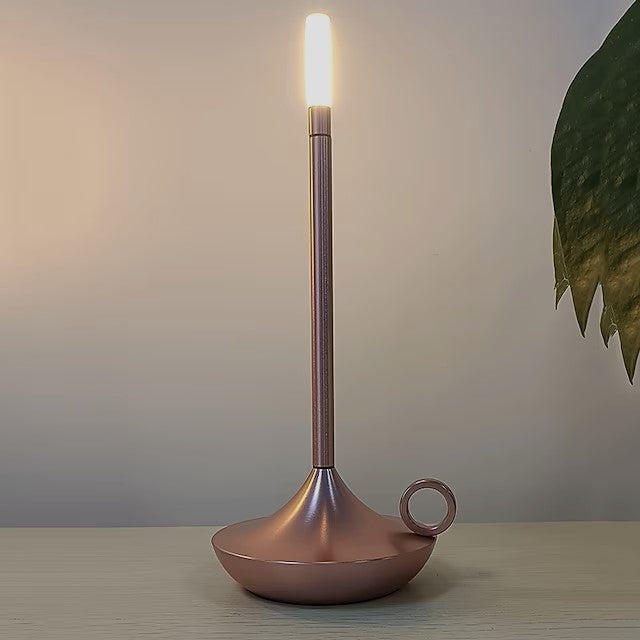 Bougie LED dimmable LumaGlow éclairant un salon moderne, créant une ambiance relaxante et chaleureuse.