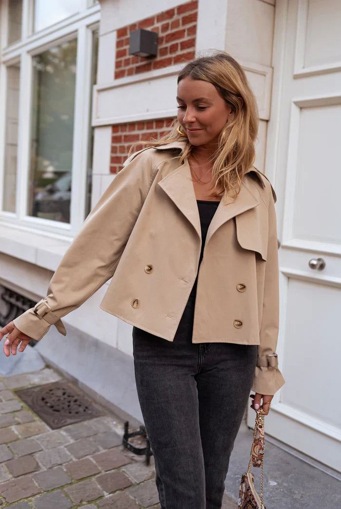 Manteau court chic femme, idéal pour printemps/automne. Veste double boutonnage élégante, mode féminine versatile.