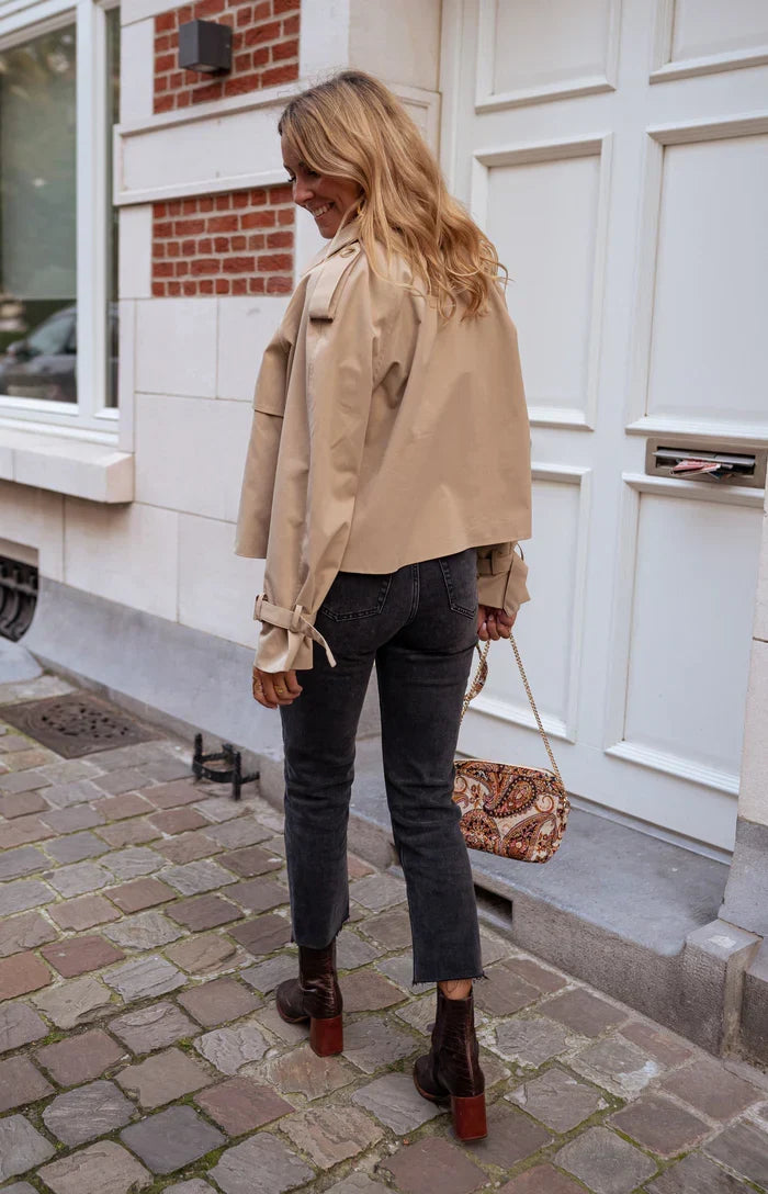 Manteau court femme chic à double boutonnage, idéal veste de saison printemps/automne. Mode féminine élégante.