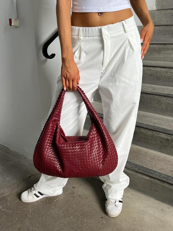 Sac cabas TASKTOTE chic, aspect cuir raffiné, accessoire de mode intemporel pour femme.