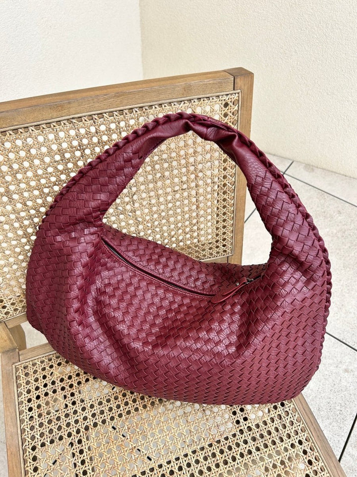 Femme élégante portant le sac à main TASKTOTE, style polyvalent pour le bureau, le voyage ou les sorties.