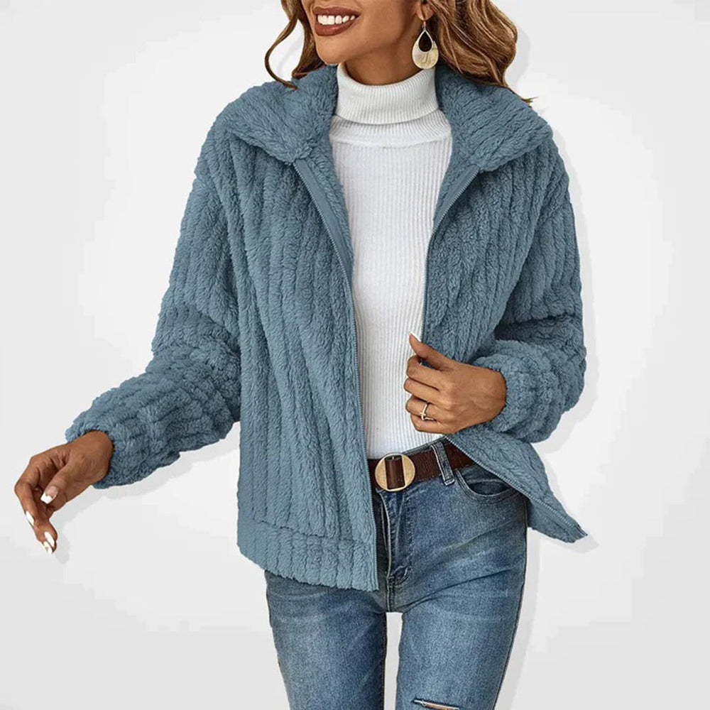 Gilet zippé chaud et confortable pour femme, avec poches pratiques, parfait pour superposer en saison froide.