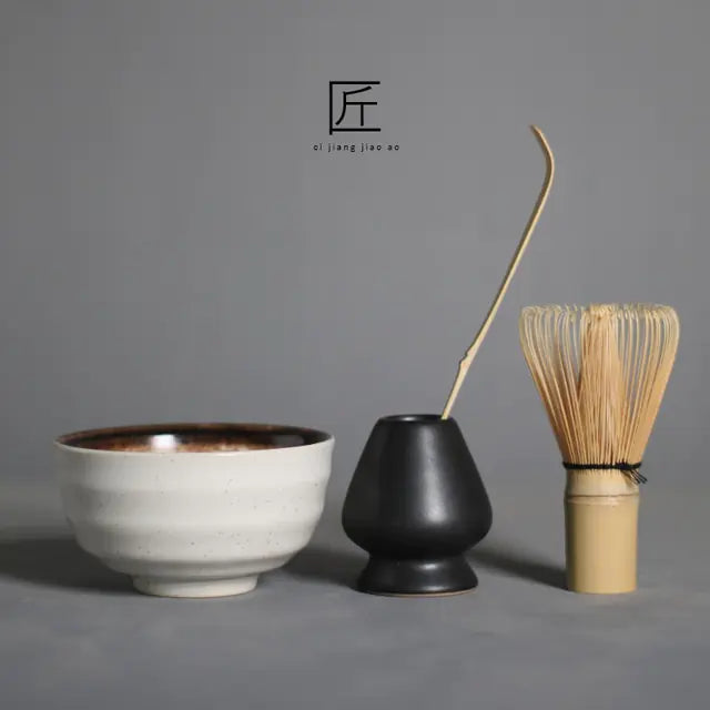 Personne savourant un thé matcha traditionnel japonais dans un bol chawan, moment de détente.