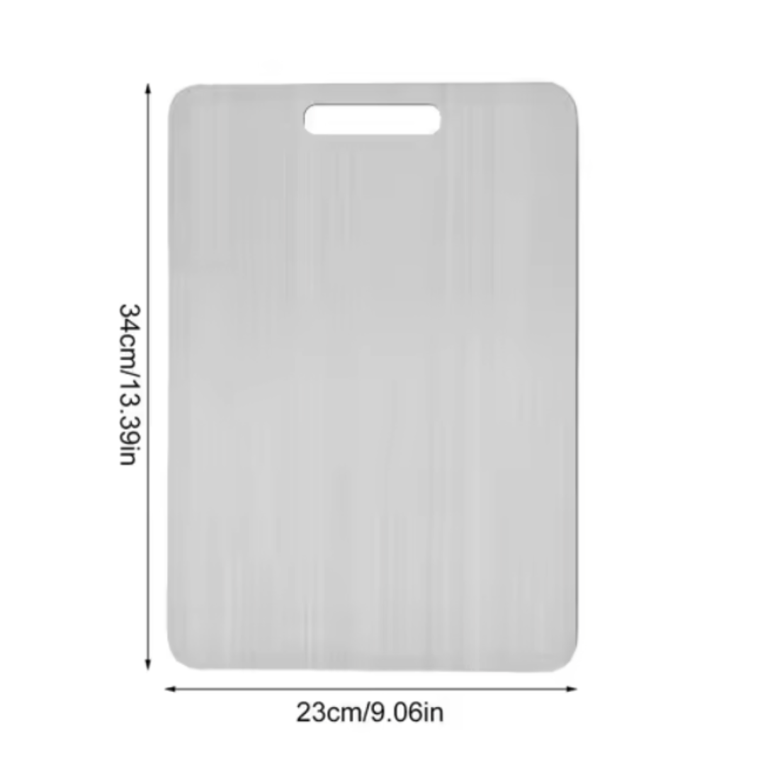 Planche à découper en titane, métal innovant, garantissant hygiène et durabilité pour toute préparation culinaire.
