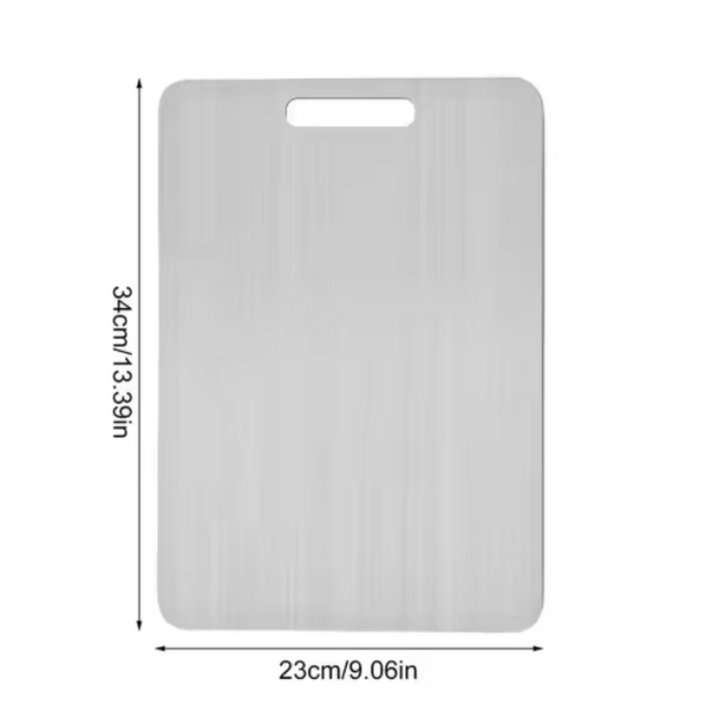 Planche à découper en titane, métal innovant, garantissant hygiène et durabilité pour toute préparation culinaire.
