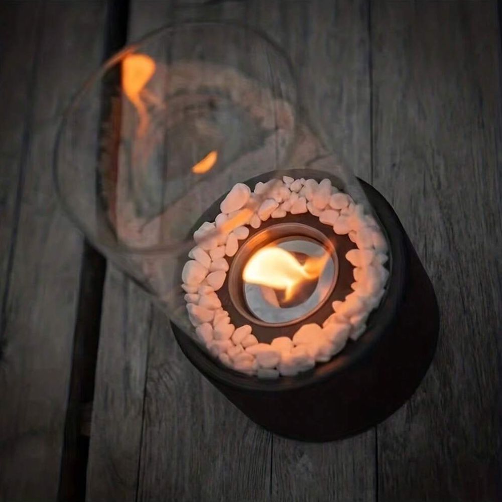 Lampe à huile classique en verre transparent et base métallique, idéale pour une touche de décoration maison.