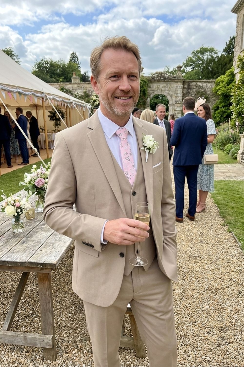Costume homme 3 pièces bleu clair, coupe contemporaine, parfait pour un mariage estival ou cérémonie.