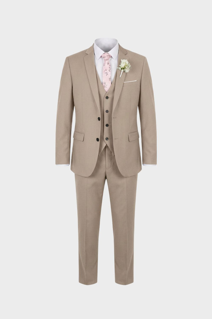 Modèle portant un costume 3 pièces homme bleu nuit, posture élégante, pour une tenue d'affaires raffinée.