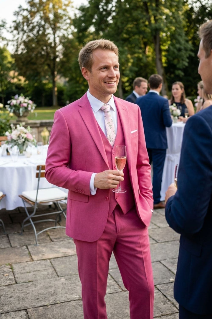 Gros plan des boutons de la veste d'un costume homme 3 pièces, qualité du détail, élégance.