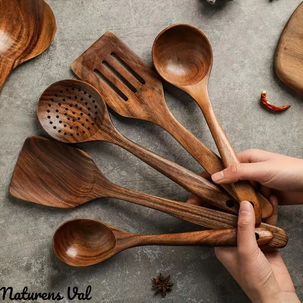 Ustensiles de cuisine écologiques en teck massif, parfaits pour casseroles antiadhésives. Style scandinave.