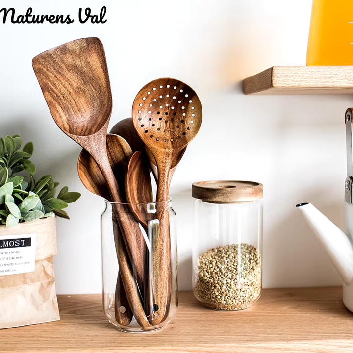 Spatule et cuillère en bois de teck naturel. Accessoires de cuisine durables et respectueux des surfaces.